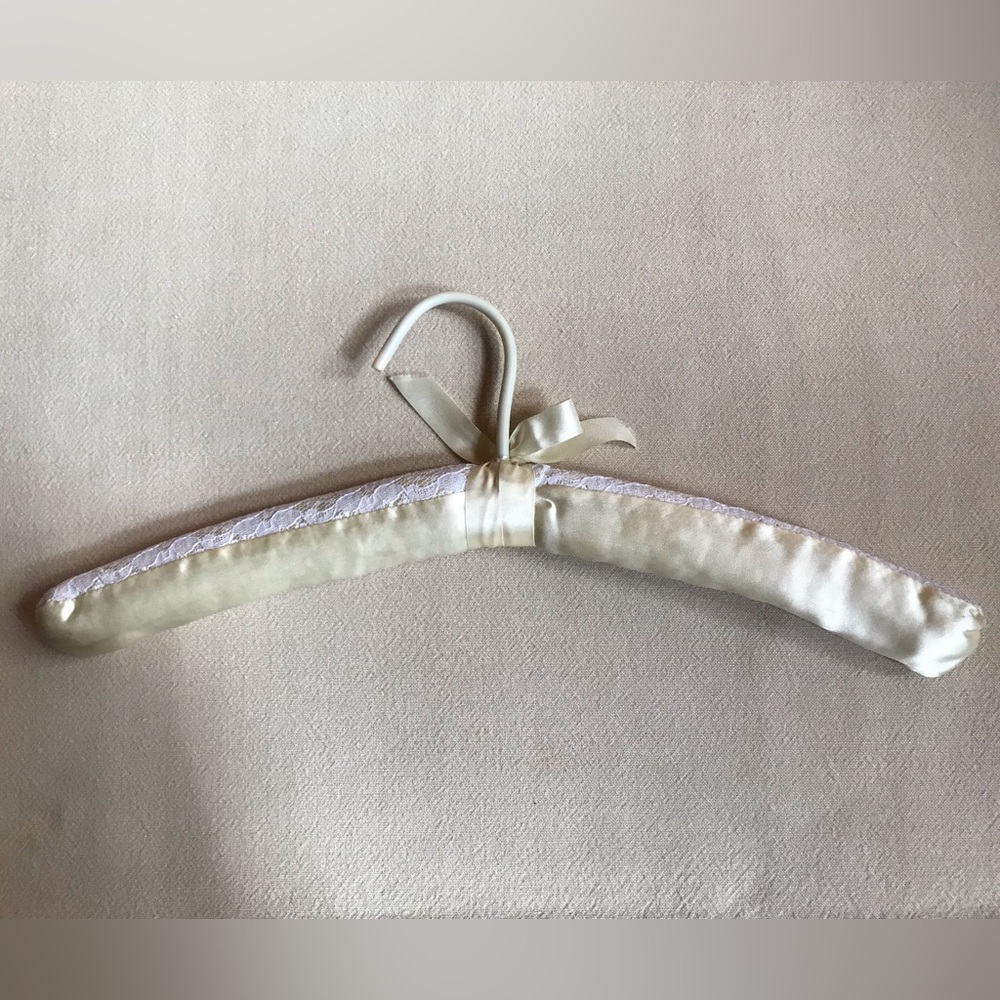 SATIN AND LACE HANGERS - Picture 6 of 6
